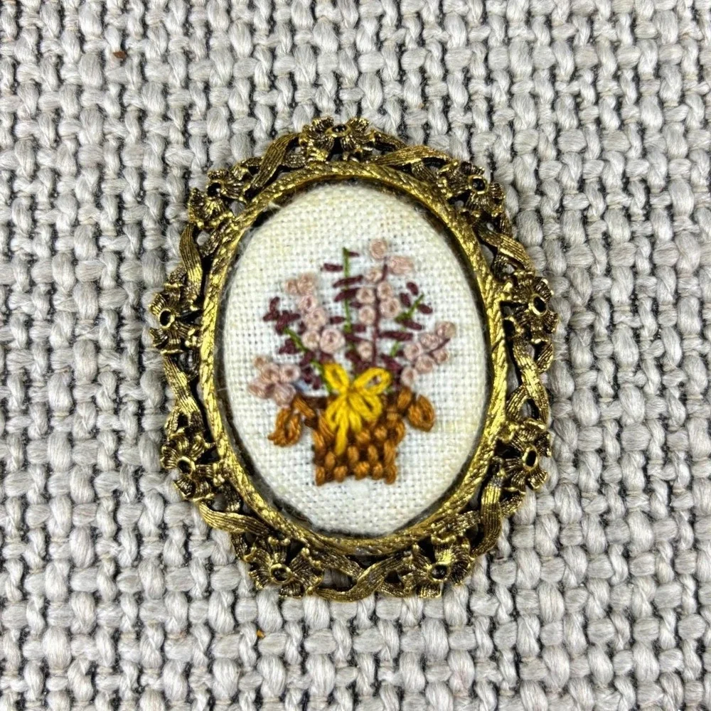 VTG 1960s Hand-Embroidered Floral Basket Brooch Pendant Gold‎ Filigree Frame Pin